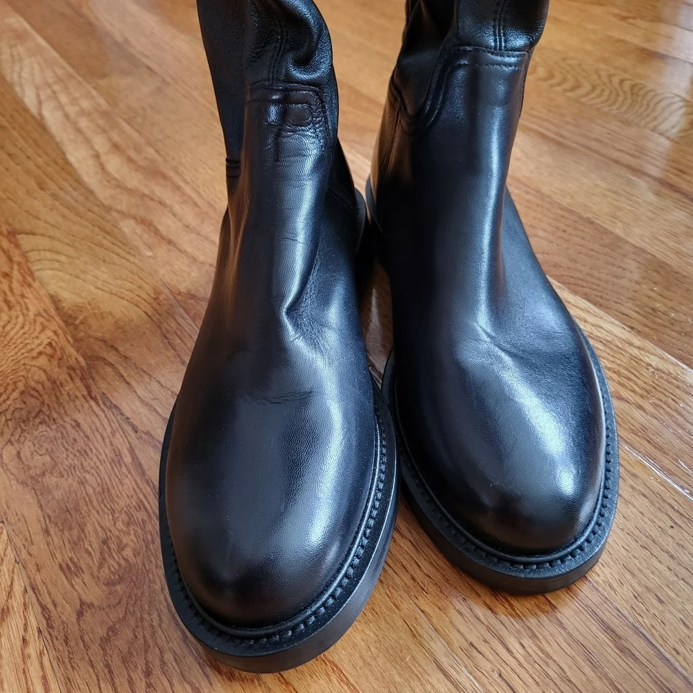 La CANADIENNE Sleek Black Leather Over the Knee Boots